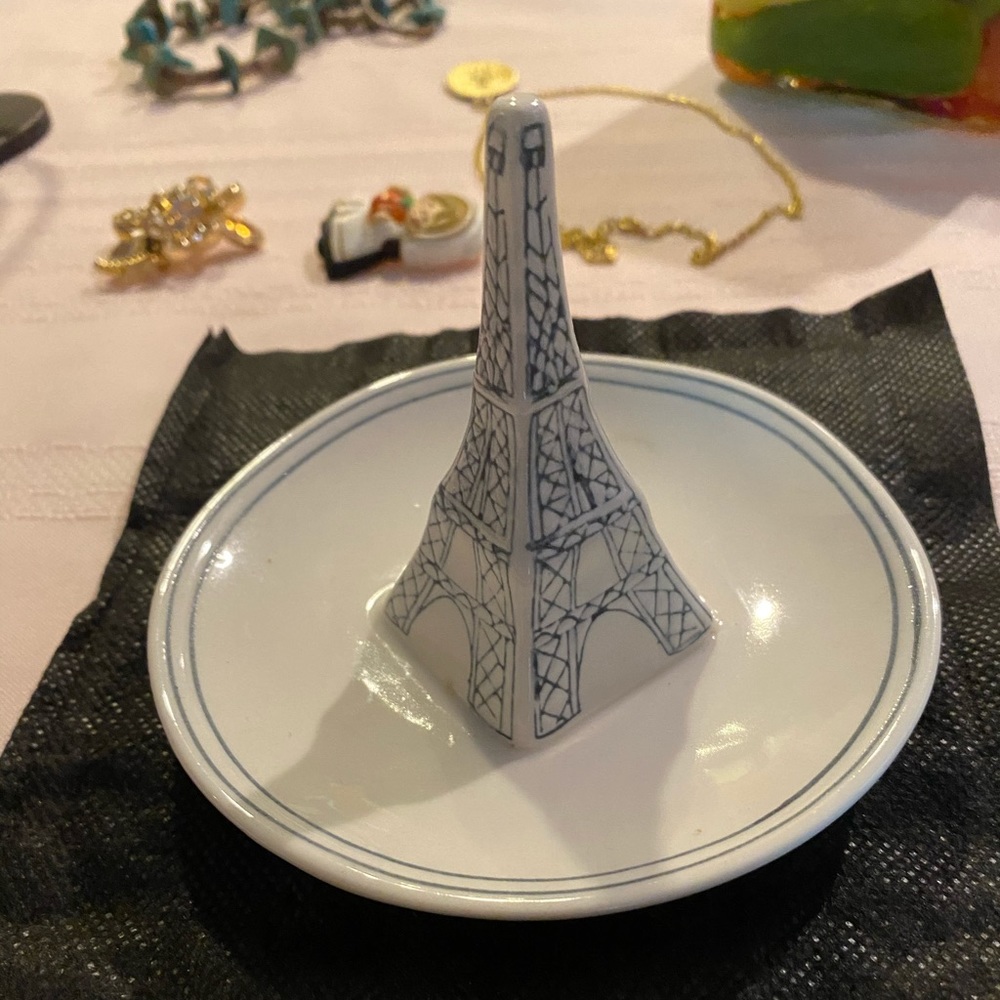 Eiffel tower ring holder
